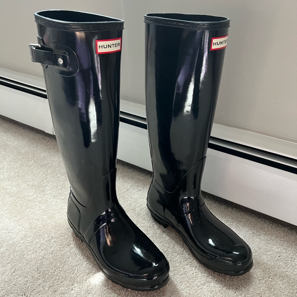 Hunter women’s original rain boots in black gloss. Like new. Worn outside once.